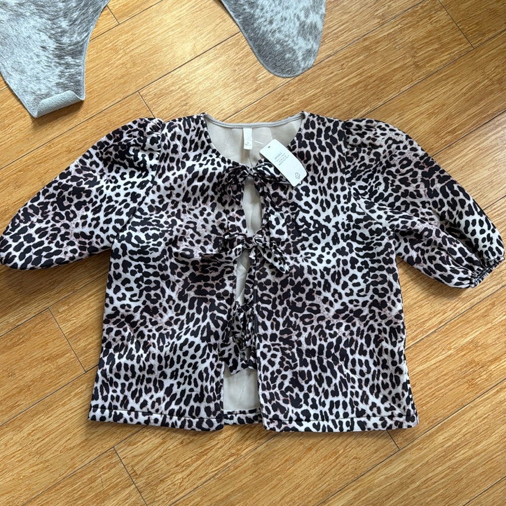 Leopard print shirt with billowy sleeves